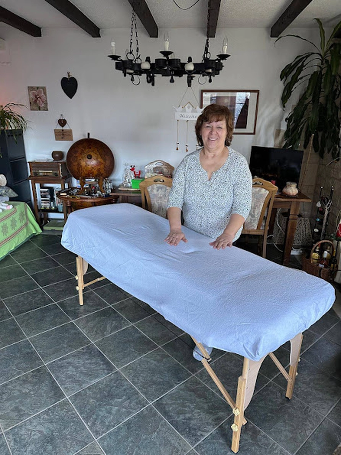 ANGELAs AMPORE - Psychologische Beratung - Angela Kätzel steht neben dem Massagebett