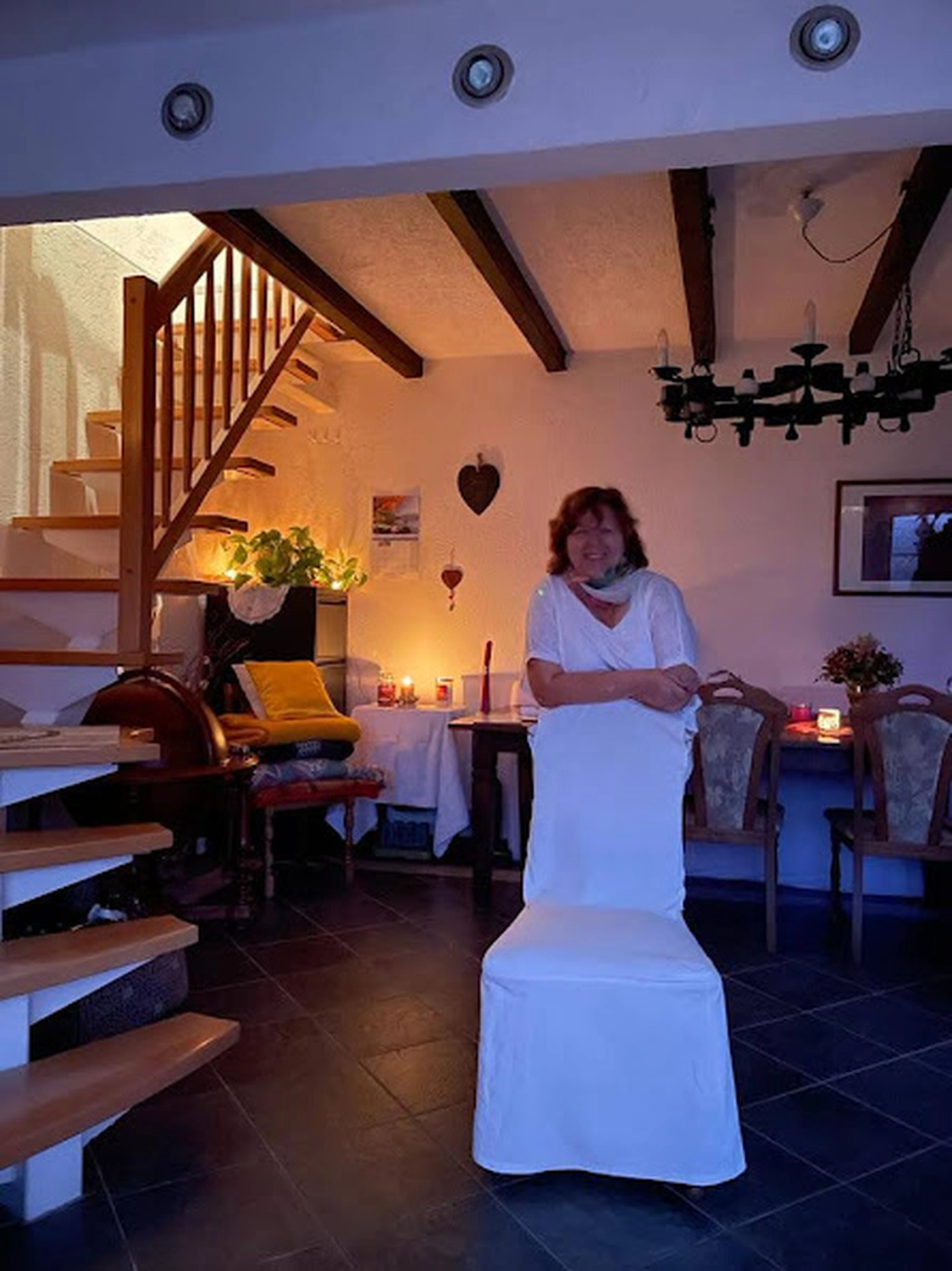 ANGELAs AMPORE - Psychologische Beratung - Angela Kätzel steht